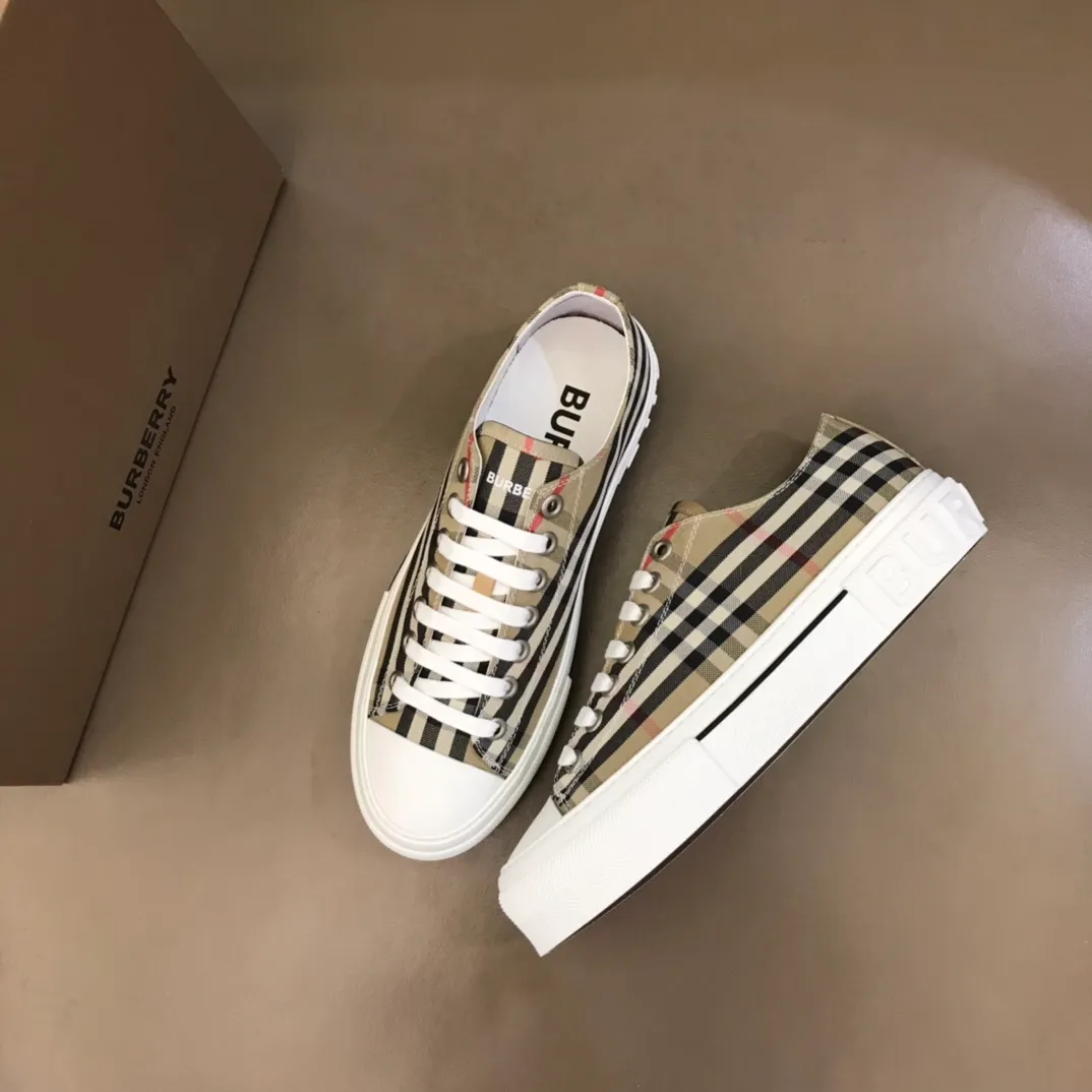p400 "Burberr*" men's classic low-top sneakers, reinterpreted in Vintage check cotton material and decorated with a new brand logo. First-layer sheepskin lining, embossed Burberry logo on the heel, and original TPU outsole! Size: 38-44 No. 068